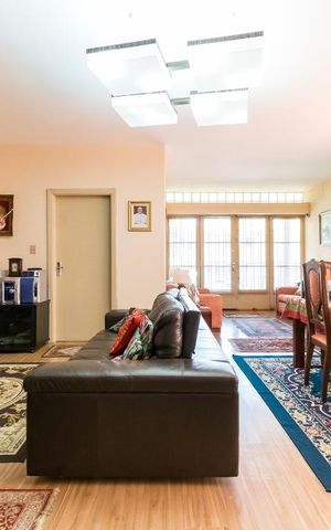 Casa à venda com 260m², 4 quartos e 8 vagas Casa à venda com 260m², 4 quartos e 8 vagasSala