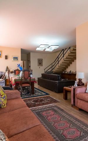 Casa à venda com 260m², 4 quartos e 8 vagas Casa à venda com 260m², 4 quartos e 8 vagasSala