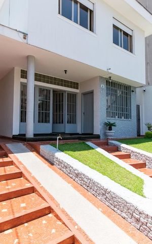 Casa à venda com 260m², 4 quartos e 8 vagas Casa à venda com 260m², 4 quartos e 8 vagasGaragem