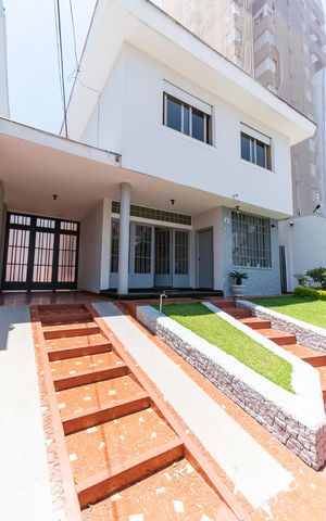 Casa à venda com 260m², 4 quartos e 8 vagas Casa à venda com 260m², 4 quartos e 8 vagasGaragem