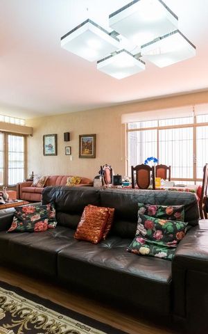 Casa à venda com 260m², 4 quartos e 8 vagas Casa à venda com 260m², 4 quartos e 8 vagasSala