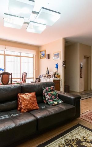 Casa à venda com 260m², 4 quartos e 8 vagas Casa à venda com 260m², 4 quartos e 8 vagasSala
