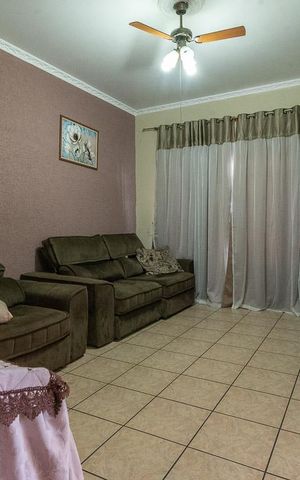 Casa à venda com 240m², 4 quartos e 3 vagas Casa à venda com 240m², 4 quartos e 3 vagasSala
