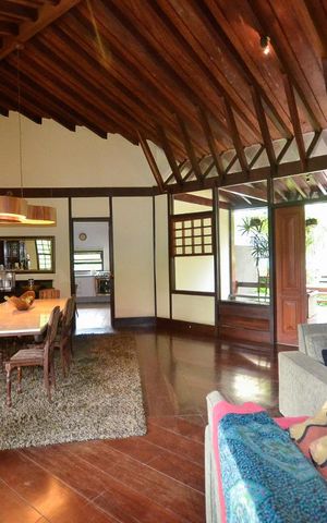 Casa de condomínio à venda com 379m², 4 quartos e 2 vagas Casa de condomínio à venda com 379m², 4 quartos e 2 vagasSala