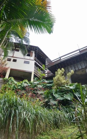 Casa de condomínio à venda com 379m², 4 quartos e 2 vagas Casa de condomínio à venda com 379m², 4 quartos e 2 vagasFachada