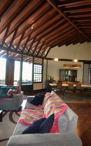 Casa de condomínio à venda com 379m², 4 quartos e 2 vagas Casa de condomínio à venda com 379m², 4 quartos e 2 vagasSala