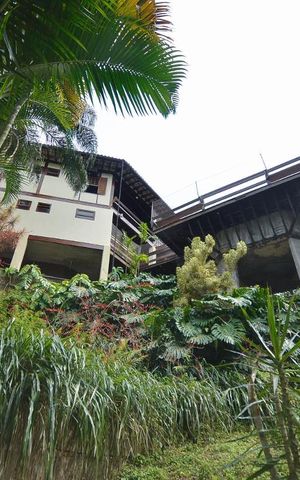 Casa de condomínio à venda com 379m², 4 quartos e 2 vagas Casa de condomínio à venda com 379m², 4 quartos e 2 vagasFachada