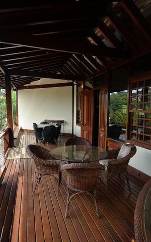 Casa de condomínio à venda com 379m², 4 quartos e 2 vagas Casa de condomínio à venda com 379m², 4 quartos e 2 vagasVaranda da Sala