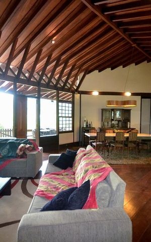 Casa de condomínio à venda com 379m², 4 quartos e 2 vagas Casa de condomínio à venda com 379m², 4 quartos e 2 vagasSala