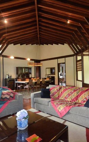 Casa de condomínio à venda com 379m², 4 quartos e 2 vagas Casa de condomínio à venda com 379m², 4 quartos e 2 vagasSala