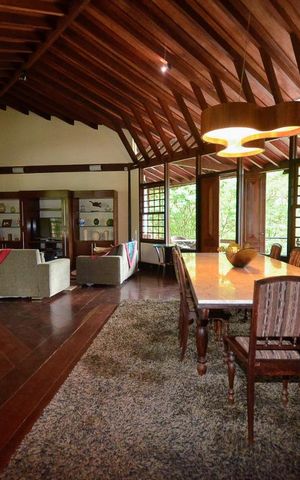 Casa de condomínio à venda com 379m², 4 quartos e 2 vagas Casa de condomínio à venda com 379m², 4 quartos e 2 vagasSala