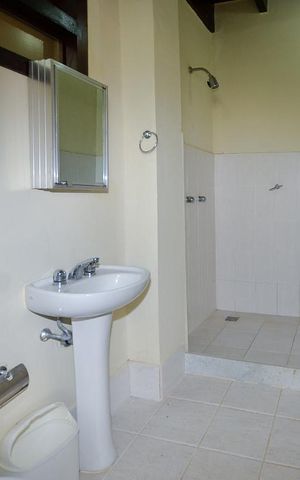 Casa de condomínio à venda com 379m², 4 quartos e 2 vagas Casa de condomínio à venda com 379m², 4 quartos e 2 vagasBanheiro
