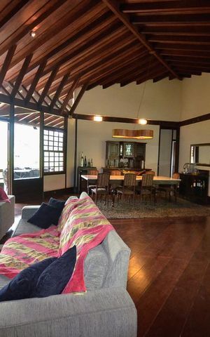 Casa de condomínio à venda com 379m², 4 quartos e 2 vagas Casa de condomínio à venda com 379m², 4 quartos e 2 vagasSala