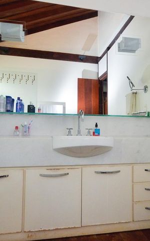 Casa de condomínio à venda com 379m², 4 quartos e 2 vagas Casa de condomínio à venda com 379m², 4 quartos e 2 vagasBanheiro da Suíte