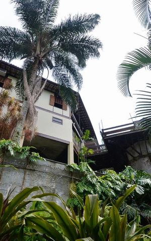 Casa de condomínio à venda com 379m², 4 quartos e 2 vagas Casa de condomínio à venda com 379m², 4 quartos e 2 vagasFachada