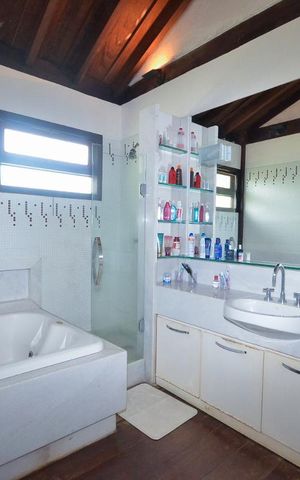 Casa de condomínio à venda com 379m², 4 quartos e 2 vagas Casa de condomínio à venda com 379m², 4 quartos e 2 vagasBanheiro da Suíte
