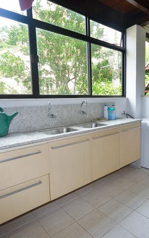 Casa de condomínio à venda com 379m², 4 quartos e 2 vagas Casa de condomínio à venda com 379m², 4 quartos e 2 vagasLavanderia