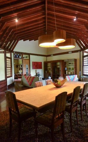 Casa de condomínio à venda com 379m², 4 quartos e 2 vagas Casa de condomínio à venda com 379m², 4 quartos e 2 vagasSala