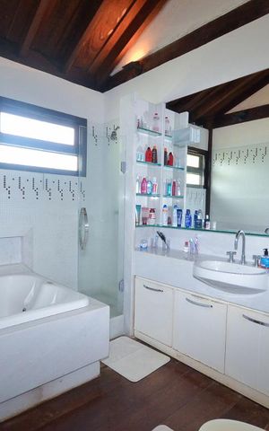 Casa de condomínio à venda com 379m², 4 quartos e 2 vagas Casa de condomínio à venda com 379m², 4 quartos e 2 vagasBanheiro da Suíte