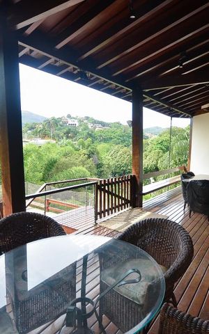 Casa de condomínio à venda com 379m², 4 quartos e 2 vagas Casa de condomínio à venda com 379m², 4 quartos e 2 vagasVaranda da Sala