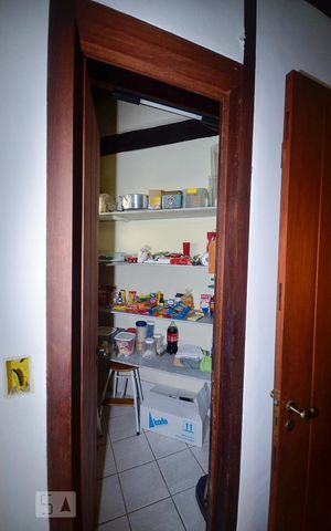 Casa de condomínio à venda com 379m², 4 quartos e 2 vagas Casa de condomínio à venda com 379m², 4 quartos e 2 vagasDespensa