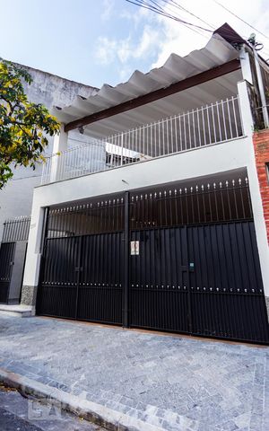 Casa à venda com 210m², 4 quartos e 3 vagas Casa à venda com 210m², 4 quartos e 3 vagasFachada