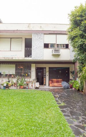Casa à venda com 250m², 5 quartos e 3 vagas Casa à venda com 250m², 5 quartos e 3 vagasFachada da Casa