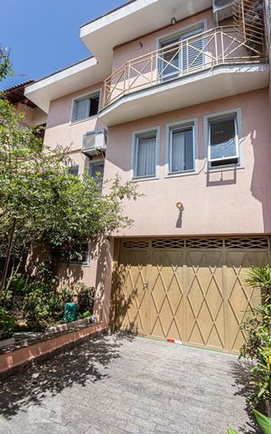 Casa à venda com 185m², 3 quartos e 5 vagas Casa à venda com 185m², 3 quartos e 5 vagasFachada interna