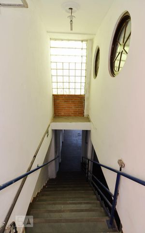 Casa à venda com 311m², 3 quartos e 2 vagas Casa à venda com 311m², 3 quartos e 2 vagasEntrada e Escada Salão de Festa