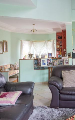Casa à venda com 413m², 4 quartos e 5 vagas Casa à venda com 413m², 4 quartos e 5 vagasSala