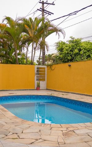 Casa à venda com 413m², 4 quartos e 5 vagas Casa à venda com 413m², 4 quartos e 5 vagasPiscina
