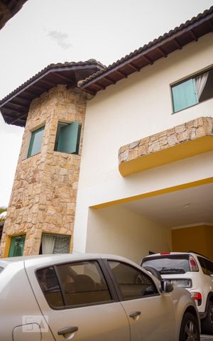 Casa à venda com 413m², 4 quartos e 5 vagas Casa à venda com 413m², 4 quartos e 5 vagasFachada