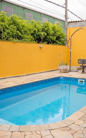 Casa à venda com 413m², 4 quartos e 5 vagas Casa à venda com 413m², 4 quartos e 5 vagasPiscina