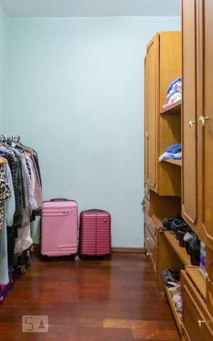 Casa à venda com 413m², 4 quartos e 5 vagas Casa à venda com 413m², 4 quartos e 5 vagasCloset do quarto 1