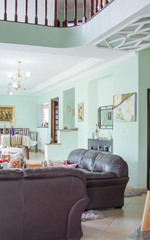 Casa à venda com 413m², 4 quartos e 5 vagas Casa à venda com 413m², 4 quartos e 5 vagasSala