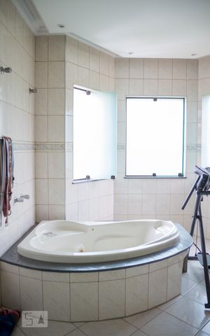 Casa à venda com 413m², 4 quartos e 5 vagas Casa à venda com 413m², 4 quartos e 5 vagasBanheiro do Quarto 1