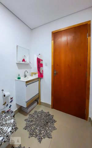 Casa à venda com 240m², 5 quartos e 2 vagas Casa à venda com 240m², 5 quartos e 2 vagasBanheiro Social 2