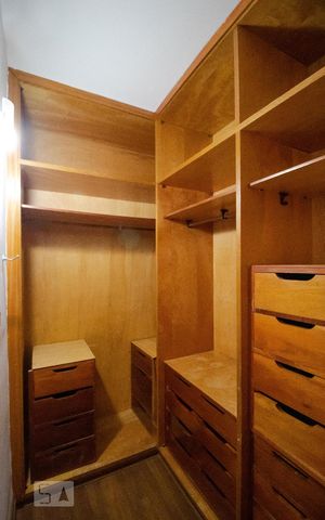 Apartamento à venda com 230m², 3 quartos e 2 vagas Apartamento à venda com 230m², 3 quartos e 2 vagasCloset da Suíte 02