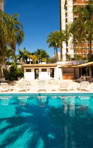 Apartamento à venda com 230m², 3 quartos e 2 vagas Apartamento à venda com 230m², 3 quartos e 2 vagasÁrea comum - Piscina