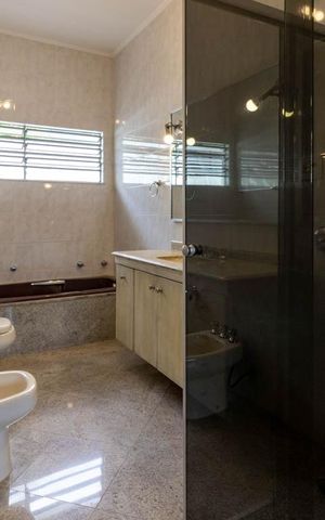 Casa à venda com 430m², 3 quartos e 6 vagas Casa à venda com 430m², 3 quartos e 6 vagasSuíte