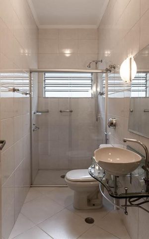 Casa à venda com 430m², 3 quartos e 6 vagas Casa à venda com 430m², 3 quartos e 6 vagasBanheiro Social