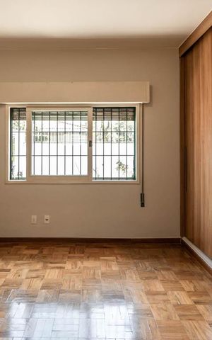Casa à venda com 430m², 3 quartos e 6 vagas Casa à venda com 430m², 3 quartos e 6 vagasSuíte