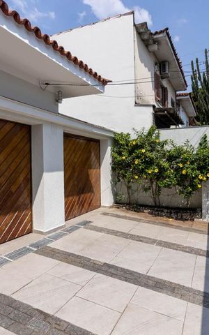 Casa à venda com 430m², 3 quartos e 6 vagas Casa à venda com 430m², 3 quartos e 6 vagasGaragem