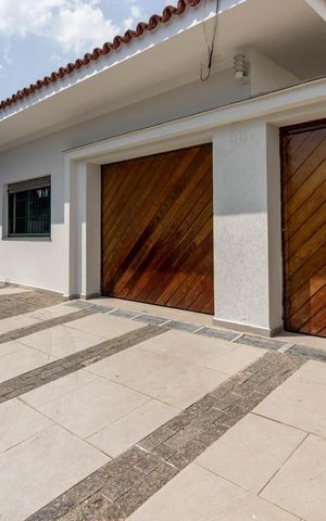 Casa à venda com 430m², 3 quartos e 6 vagas Casa à venda com 430m², 3 quartos e 6 vagasGaragem