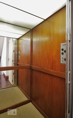 Casa à venda com 750m², 4 quartos e 6 vagasElevador