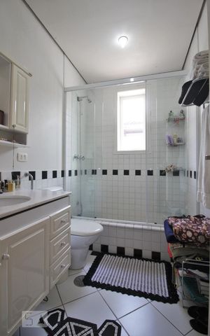 Casa à venda com 750m², 4 quartos e 6 vagasBanheiro da suíte 1