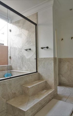 Casa à venda com 750m², 4 quartos e 6 vagasBanheiro da suíte 3