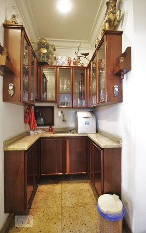 Casa à venda com 750m², 4 quartos e 6 vagasCorredor