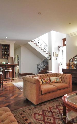 Casa à venda com 750m², 4 quartos e 6 vagasSala