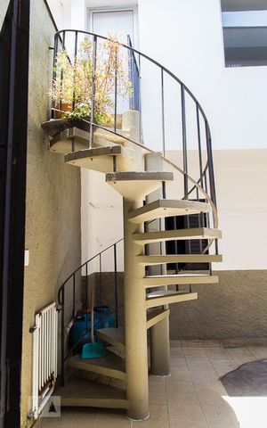 Casa à venda com 216m², 4 quartos e 3 vagasEscada da edícula